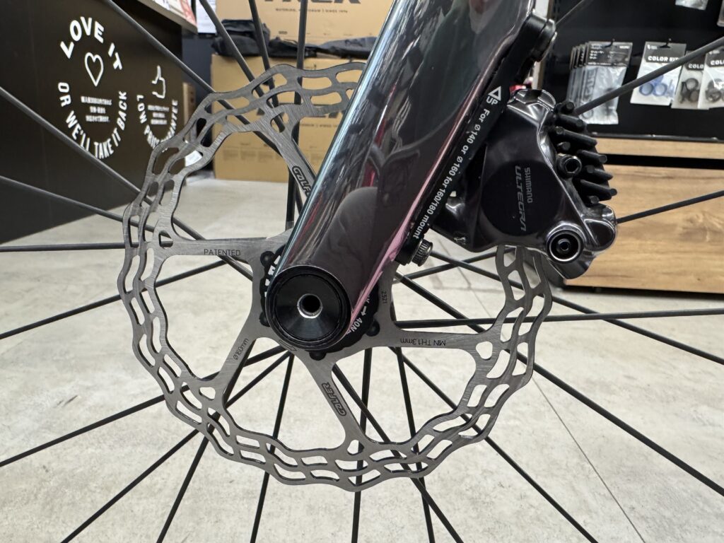 硬度が高く、放熱性にも優れているというGALFERのディスクローター